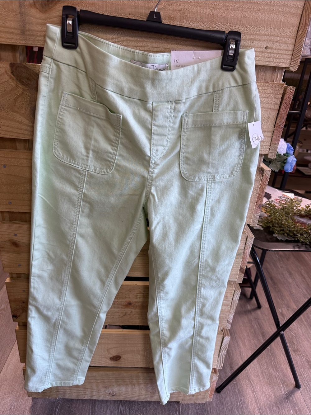 Cato Light Mint Green Pull-On Capri Pants